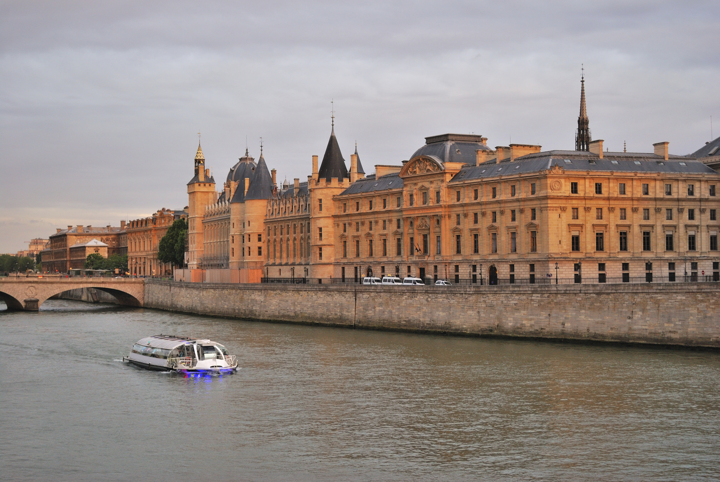 แม่น้ำแซน (Seine River หรือ La Seine à Paris) กรุงปารีส ประเทศฝรั่งเศส